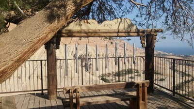 פעמוני הרוח התלויים בשער של פינת הזיכרון