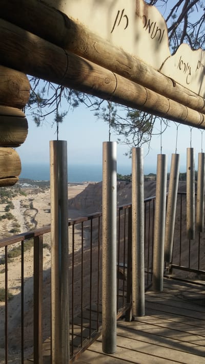 פעמוני הרוח התלויים בשער של פינת הזיכרון